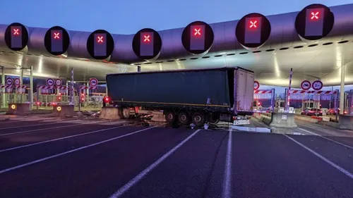 Un camion s’encastre dans le péage : huit voies bloquées à...